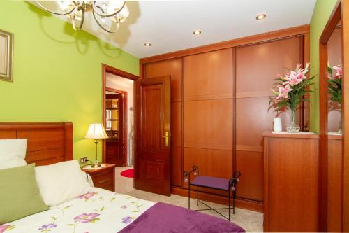 ミーニョにあるAcogedor Apartamento en Miñoのベッドと木の壁がある寝室