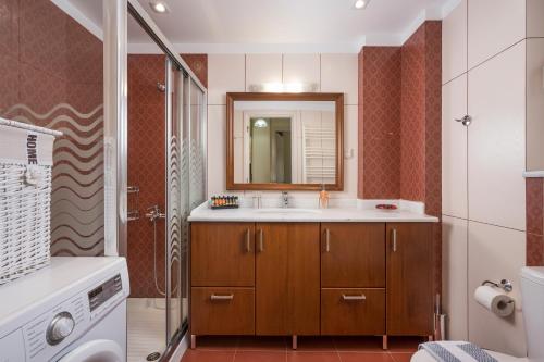 a bathroom with a sink and a shower at Casa Magnolia in Katokhórion