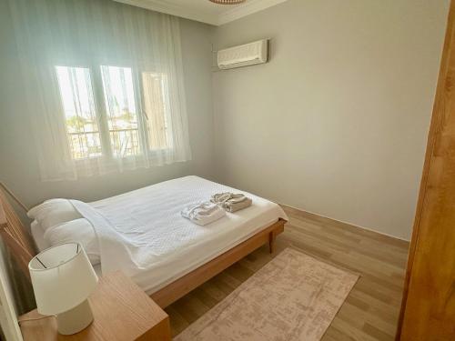 una piccola camera da letto con un letto e una finestra di Tarihi Asansör Sokağında Daire a Smirne