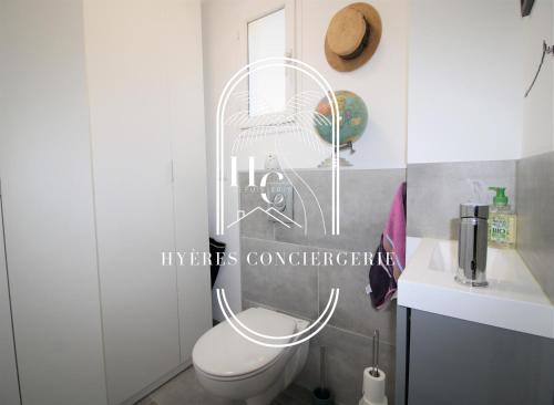 une salle de bain avec des toilettes blanches et un lavabo dans l'établissement La Quiétude Villa T4 CLiM WiFi PK Plage Almanarre By HC, à Hyères
