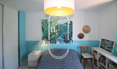 une chambre avec un lit avec un panneau sur le mur dans l'établissement La Quiétude Villa T4 CLiM WiFi PK Plage Almanarre By HC, à Hyères