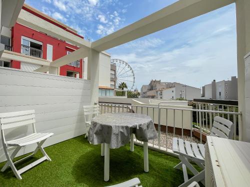 a patio with a table and chairs on a balcony at Évasion Balnéaire au Cap d'Agde in Cap d'Agde