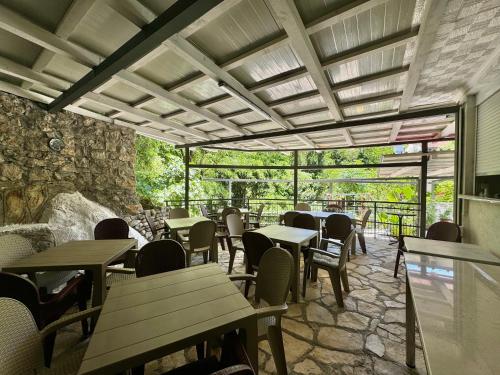Un restaurante o sitio para comer en FOR-A Apartmani