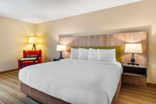 a large bed in a hotel room with two lamps at Country Inn & Suites by Radisson, Atlanta Galleria-Ballpark, GA in Atlanta