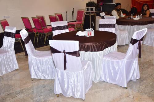 Un restaurante o sitio para comer en Hotel vishnu vihar