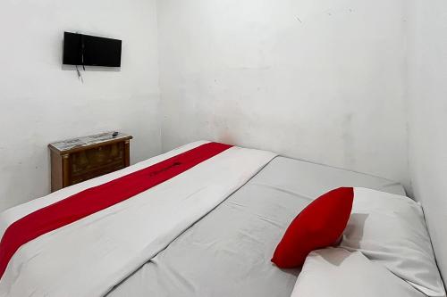 Katil atau katil-katil dalam bilik di RedDoorz at Penginapan Bunda