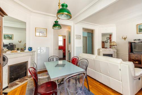 un salon avec un canapé, une table et des chaises dans l'établissement GuestReady - Vibrant et confortable à Montparnasse, à Paris