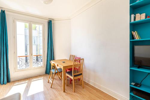 une salle à manger avec une table et une fenêtre dans l'établissement GuestReady - Apto Moderno no 19º Arr., à Paris