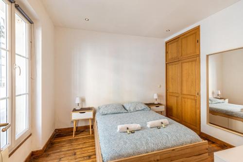 une chambre avec un lit avec deux serviettes dessus dans l'établissement GuestReady - Cozy Apt 10 mins from Arc de Triomphe, à Paris