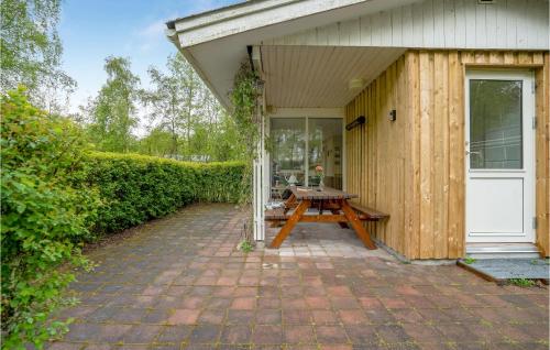 Κήπος έξω από το Cozy Home In Læsø With Wifi