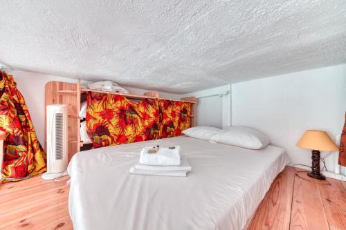 - une chambre avec un lit blanc et une serviette dans l'établissement GuestReady - Loft Chic no 7º Arr., à Lyon