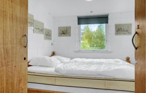 Ένα ή περισσότερα κρεβάτια σε δωμάτιο στο Cozy Home In Læsø With Wifi