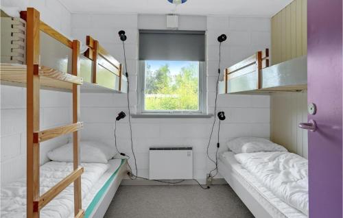 Ένα ή περισσότερα κρεβάτια σε δωμάτιο στο Cozy Home In Læsø With Wifi