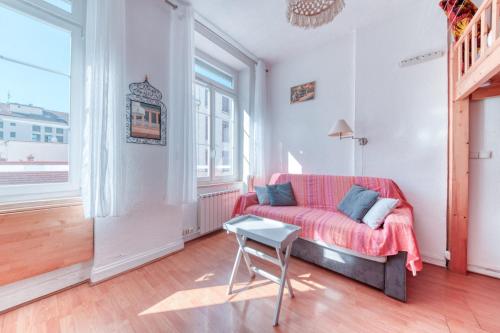 un salon avec un canapé et une table dans l'établissement GuestReady - Loft Chic no 7º Arr., à Lyon
