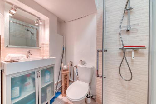 une salle de bain avec une douche, des toilettes et un lavabo dans l'établissement GuestReady - Loft Chic no 7º Arr., à Lyon
