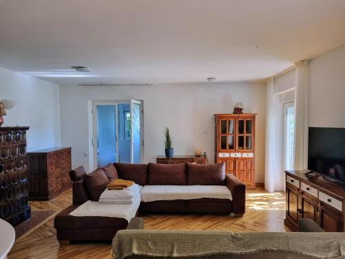 een woonkamer met een bank en een flatscreen-tv bij F13 Apartment in Pula