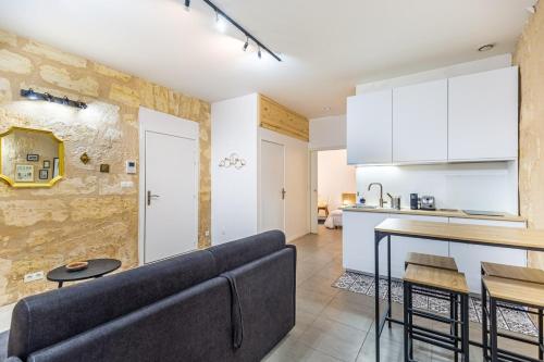 A kitchen or kitchenette at GuestReady - Cozy apt in Frederic & Isabelle place