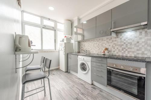 Quinta de Santo AntónioにあるGuestReady - Practical 1 BDR appt near the beach!のキッチン(洗濯機、食器洗い機付)