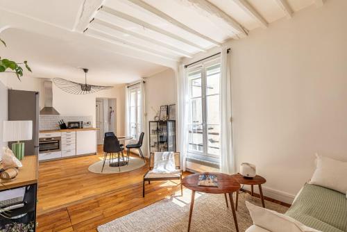 un salon avec un canapé et une table dans l'établissement GuestReady - Apt de charme dans le centre de Paris IX, à Paris