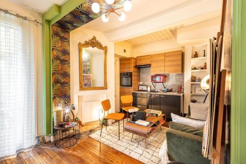 un salon avec un canapé et une cuisine dans l'établissement GuestReady - Funky Galileo perto do Canal St Martin, à Paris