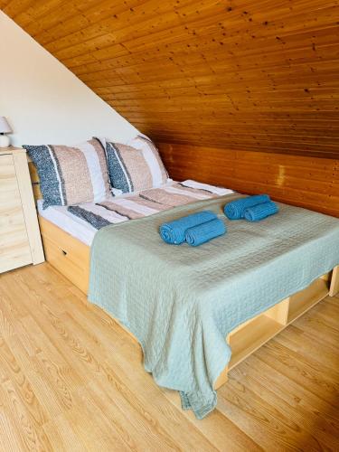 a bed with two blue pillows on top of it at 3 Zimmer modern Wohnung mit Netflix und küche in Celle