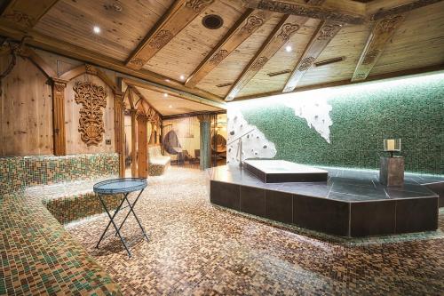 una camera con bancone e tavolo su un pavimento piastrellato di Berghotel Basur - Das Schihotel am Arlberg a Flirsch