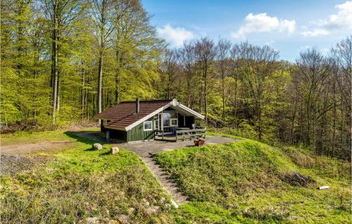 a small cabin in the middle of a forest at Holiday Home Ulbækhusvej in Bredal