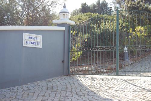 a white fence with a sign on it next to a gate at Charmante Villa mit 4 Schlafzimmer, Wlan und Zentralheizung in Santa Bárbara de Nexe