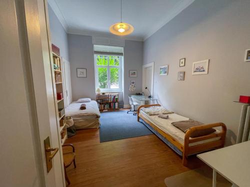 Cette chambre comprend un lit et un bureau. dans l'établissement Appartement de standing 200m², à Strasbourg