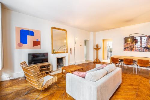 un salon avec un canapé et une table dans l'établissement Apt élégant près des Galeries Lafayette, à Paris