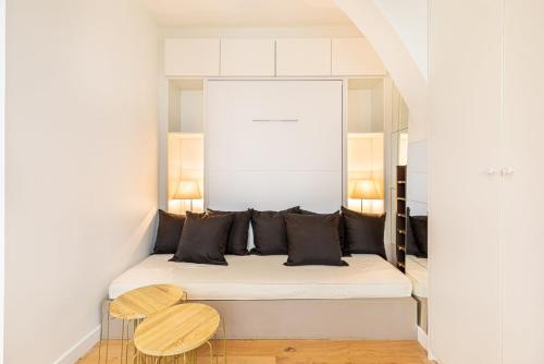une petite chambre avec un lit et une table dans l'établissement GuestReady - Élysée Palace Marble Haven, à Paris
