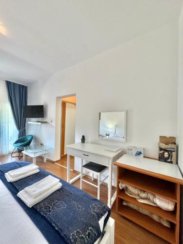 Una televisión o centro de entretenimiento en FOR-A Apartmani