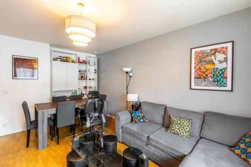 un salon avec un canapé et une table dans l'établissement GuestReady - Red Letters in Montrouge, à Montrouge