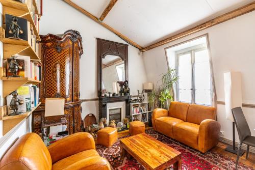 un salon avec un canapé et une table dans l'établissement GuestReady - Charming apartment with mezzanine, à Paris