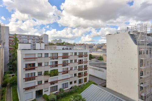 vue aride d'un bâtiment dans une ville dans l'établissement Bel appart à 5 min à pied de la station de métro, à Paris