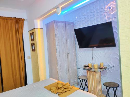 une chambre avec un lit et une télévision au mur dans l'établissement Lovely apartment top views, heated pool, great location, à San Miguel de Abona