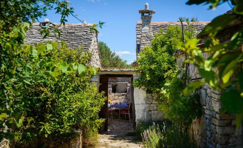 Romantic stone house and yard near stunning beach