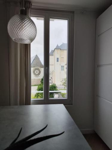 une salle à manger avec une table et une fenêtre dans l'établissement les Lices, à Angers