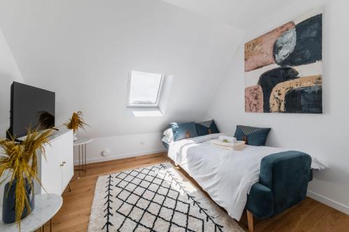 une chambre avec un lit et un tableau au mur dans l'établissement Studio refait a neuf dernier etage - Paris 19 - 2P - FLAT-GUEST - FLAT-GUEST, à Paris