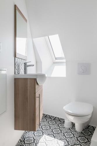une salle de bain avec un lavabo et des toilettes dans l'établissement Studio refait a neuf dernier etage - Paris 19 - 2P - FLAT-GUEST - FLAT-GUEST, à Paris