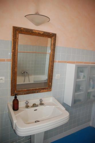 un baño con lavabo y espejo en Chambre indépendante avec salle de bains privée, en Rennes