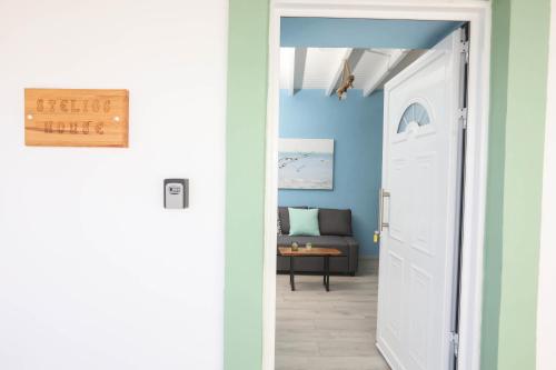 Φωτογραφία από το άλμπουμ του Stelios House Sea view balcony σε Κατάβολος