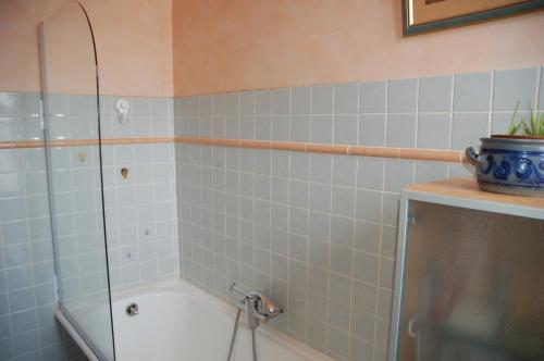 une salle de bain avec douche et baignoire dans l'établissement Chambre indépendante avec salle de bains privée, à Rennes