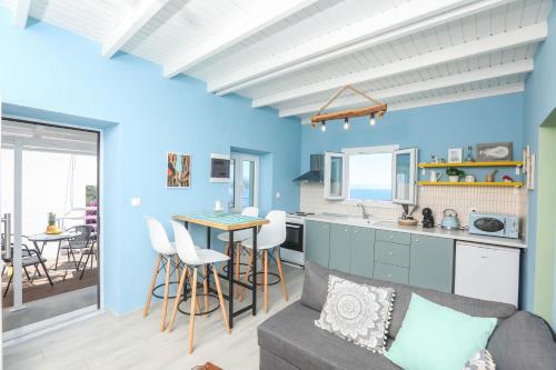 Η κουζίνα ή μικρή κουζίνα στο Stelios House Sea view balcony