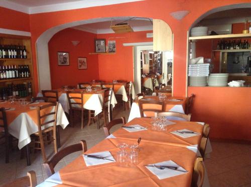 A restaurant or other place to eat at Hotel La Rosa
