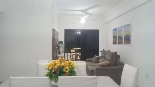Uma área de estar em apartamento em edifício de frente para o mar na praia do morro Guarapari