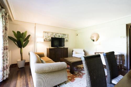 a living room with chairs and a tv at Loraitz by Smiling Rentals in Hondarribia