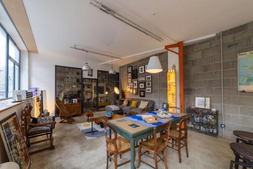 un salon avec une table et des chaises dans l'établissement Loft - Clim - Park - 5mn from the heart of town, à Pau