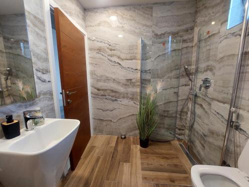 ein Badezimmer mit Waschbecken und Toilette in der Unterkunft Sea Cliff Villa in Bar