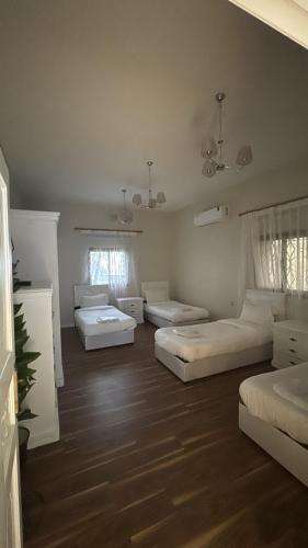 Pokój z czterema łóżkami w obiekcie فيلا ممشى الضباب w mieście Abha